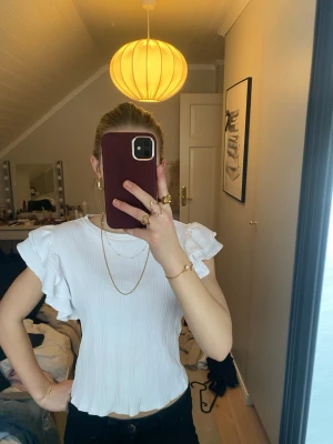 Vit blus med volangärmar - Säljer en vit blus med volangärmar och ribbad struktur. St.l 158/164 men passar som xs-s🥰