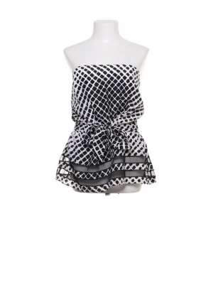 Svartvit mönstrad tubtopp med knyt - Säljer en svartvit tubtopp med grafiskt rutmönster och bred knytrosett i midjan. Toppen har volangkant nedtill och är axelbandslös, perfekt för en trendig och unik look. Köpt från sellpy men för stor för mig. 🥹