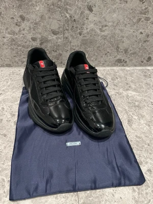 Prada Cups - Tja! Säljer nu mina super snygga Prada Cups skor. Skorna har endast använts en gång, passar också till alla möjliga outfits. Säljs då dem ej kommer till använding. Hör av er privat vid minsta lilla fundering!