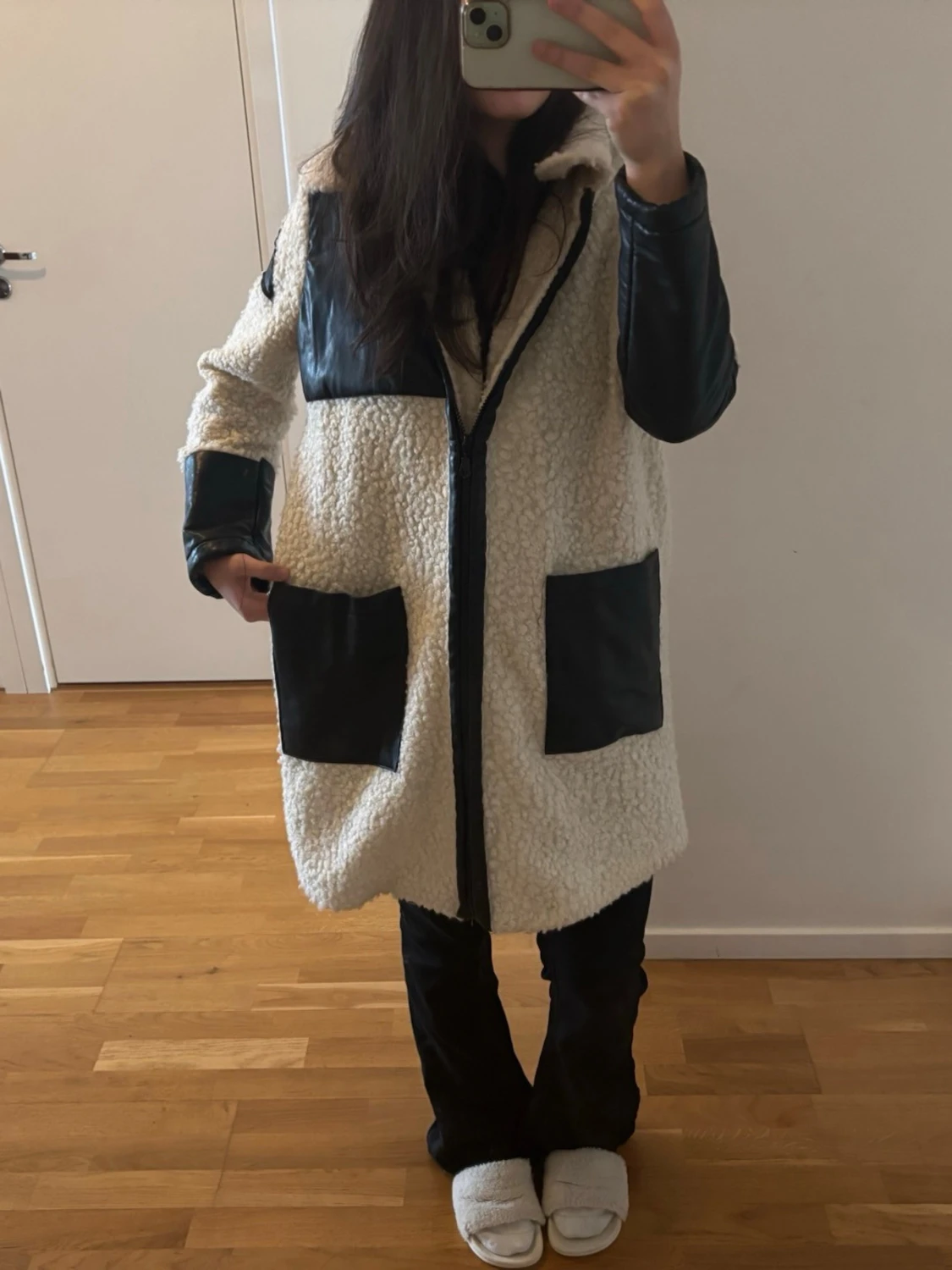 Beige teddyjacka med svarta detaljer - 1