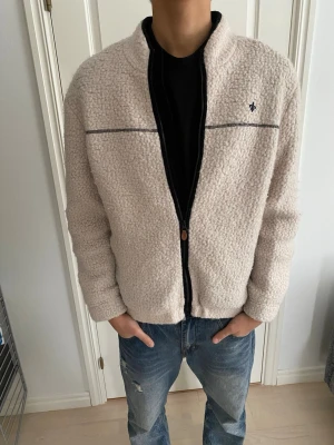 Morris Fleece  - Tjena! Säljer nu denna sjukt snygga och unika fleece från Morris. Storlek L och i nyskick. Nypris ca 2700! Priset är ej hugget i sten så hör av dig vid minsta fundering:)