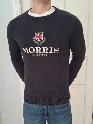 Morris tröja - Säljer en stilren mörkblå tröja från Morris med ett större tryck på bröstet samt rundhalsad. Tröjan är i storlek medium och modellen är 183 cm lång. Tröjan har även inga synliga defekter. Hör gärna av er om ni har några funderingar! Priset kan diskuteras vid snabb affär👍