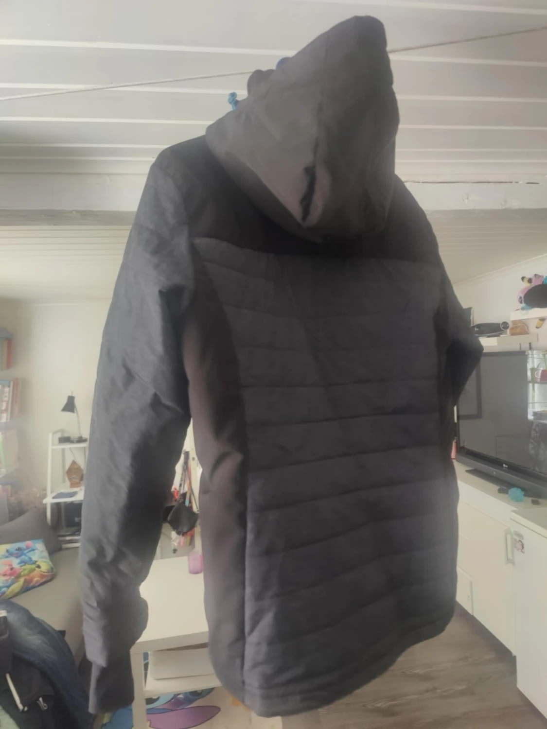 Grå och svart vindjacka med blå detaljer - 1