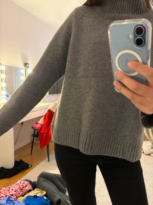 Grå polotröja i stickat material - Grå stickad tröja med polo krage. Den har ett litet hål på ärmen men går enkelt att fixa. Tröjan är använd fåtal gånger. Nypris: 799. Skriv vid frågor, annars använd ”köp nu”