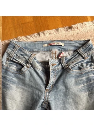 Ljusblå bootcut jeans från only - Säljer ett par ljusblå bootcut jeans från only med låg midja💞