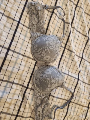 Bh från Lindex - Bh från lindex "Lilja" säljer då den är fel storlek. Använd men inte bra skick. 