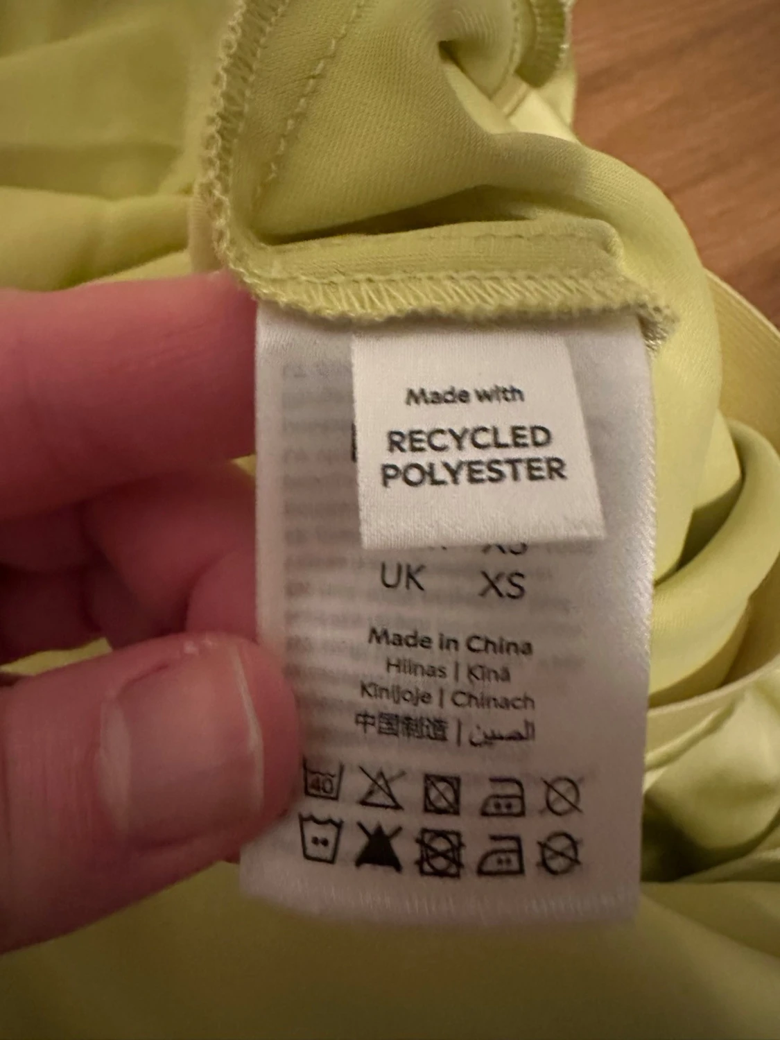 Ljusgul långkjol i satin - 3