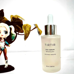 TIRTIR SOS serum! - TIRTIR SOS Serum. Anti-Wrinke & moisturizing. 50 ml. Ny och oöppnad.  TIRTIR SOS Serum är ett återfuktande anti-aging ansiktsserum berikat med polyglutaminsyra, trollhassel, kamomill och acetylhexapeptid-8 för att ge djup återfuktning, lindra huden och öka kollagenproduktionen. Håller huden djupt återfuktad, fyllig och lysande. Återställer hudens naturliga lyster och elasticitet. 