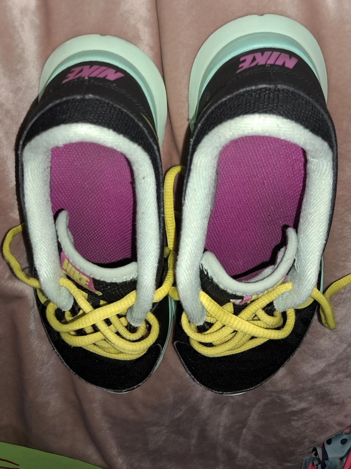 Nike svarta sneakers med gula detaljer - 1