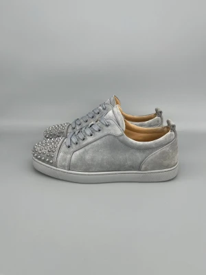 Christian Louboutin Louis Junior Spikes Skor Grå Mocka - • The shoes have been gently used and are in very good condition  • Size: 43.5 (fits 44–44.5)  • Color: Grey  • Retail price: 9500 SEK / 795€  • No accessories included