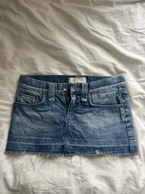 Blå jeanskjol  - Snygg blå jeanskjol med glitter bak passar mig som har s💕