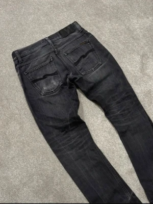Svarta Nudie Selvedge jeans - Hej, nu säljer jag ett lite schysstare par svarta Nudie Selvedge jeans. Jeansen är använda några gånger men är i bra sick! Hör av er om ni har några frågor så är jag glad att kunna få svara på dom🙌