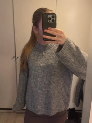 Grå stickad tröja - Säljer denna jättefina stickade tröjan från Gina! Storlek S🥰