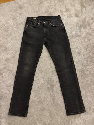 Levis 514 - Säljer ett par riktigt feta Levis 514. Aldrig använda. Storlek 31/32. Skick 10/10. Hör av er vid frågor eller funderingar. FÄRG MÖRKGRÅ