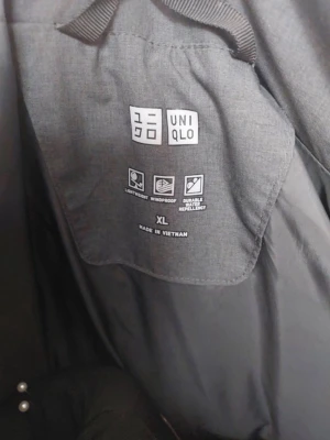 Grå dunjacka med huva från Uniqlo - Oanvänd