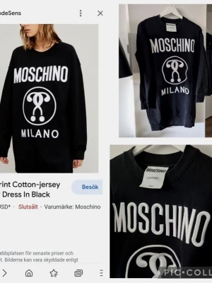 Svart Moschino klänning med logotryck - Cool svart klänning från Moschino med stort vitt logotryck på bröstet och Milano-text. Klänningen har lång ärm och rund halsringning, tillverkad i mjuk bomull. Perfekt för dig som gillar streetstyle och statementplagg.