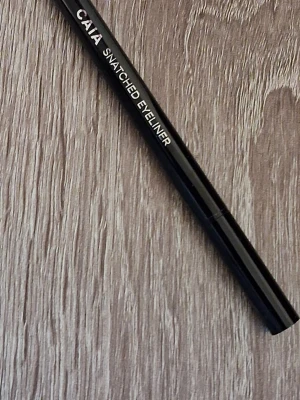 CAIA Snatched Eyeliner svart - Snatched Eyeliner från CAIA i svart färg. Pennan har en smal och precis spets som gör det enkelt att skapa skarpa linjer. Höljet är gjort av plast och har en stilren design med vit text. Perfekt för att framhäva ögonen med en intensiv look.