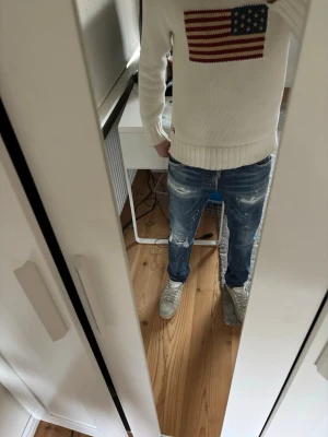 Dsquared2 Jens - Säljer nu ett par riktigt stilrena Dsquared2 Jens. Perfekta för dig som söker ett par riktigt feta Jens med perfekt slitage. Köpes helt nya för 5000 använda 2 gånger alltså helt nya. Självklart äkta som ni ser på bilderna. Tveka inte en sekund på att höra av er mvh resellclts.