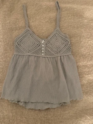 Grön topp - Superfin grön topp från Stradivarius, storlek XS ❣️ Aldrig använd utan endast provad, skriv om ni undrar något så svarar jag så fort jag kan ❤️