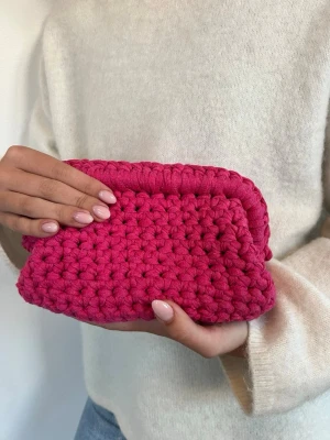 Handvirkad rosa kuvertväska - 25 x 15 cm