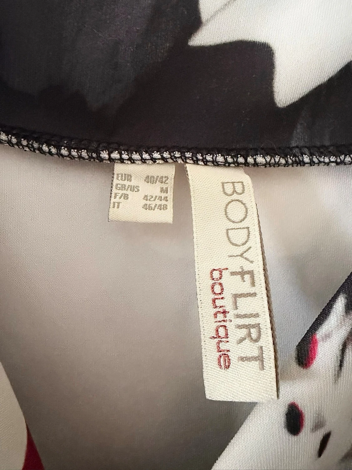 Blommig off-shoulder klänning  - 1