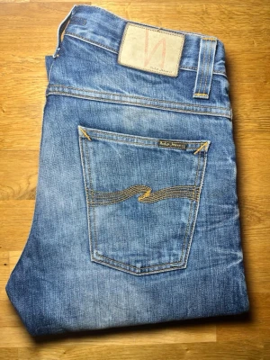 Nudie Jeans Grim Trim - Tja, säljer nu ett par riktigt feta Nudie Jeans🔥| Skick: 9.5/10 | W32 | Pris: 649🌟✅| Tveka inte att höra av er vid fler bilder eller frågor😊| Glöm inte att priset alltid är diskuterbart😉