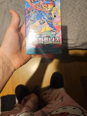 Pokémon kortspel boosterbox - Säljer en färgglad boosterbox med Pokémonkort, original från Pokémon. Boxen har motiv med flera populära Pokémon och text på koreanska. Perfekt för samlare eller dig som vill bygga din kortlek. Materialet är kartong och innehållet är Pokémonkort.
