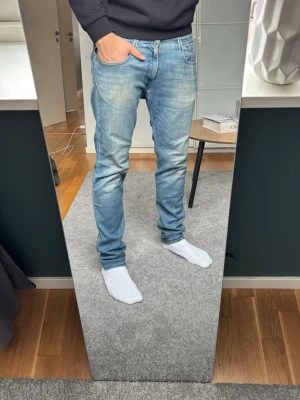 Replay Anbass slim - Tjenare! Säljer mina ljusblå replay Anbass jeans. Byxorna är i ett använt skick men har mycket kvar att ge! Nyskick 1499 kr. Pris går att diskutera!👊 Hör av er vid fler frågor! Mvh Viktor