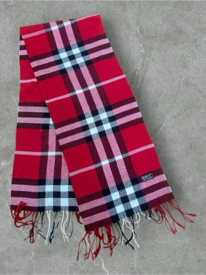 Burberry Halsduk Röd - 💪🏽Skick:Mycket Bra!  📐Mått:Längd:166cm:Bred:34cm  📎Material:100%Lambswool  📦Skickar alltid inom 24h  💸Köp fler plagg för att få billigare pris  ✅Äkthetsgaranti