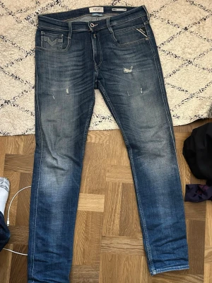 Replay jeans - Säljer mina välomhändertagna slim fit anbass jeans. Skick: 9,5/10🤩. Nypris~1800kr. Storlek 32/32. 