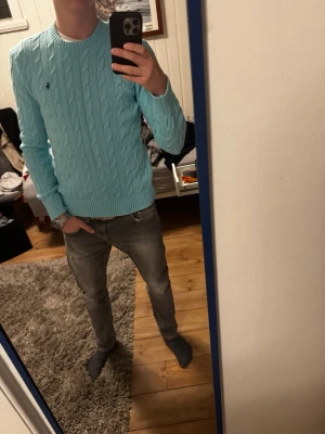 Ralph Lauren Tröja - Snygg turkos Ralph Lauren kabelstickad tröja | Kanon skick | Modellen på bilden är 182 och väger 70 kg | P050