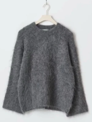 Grå fluffig stickad tröja - Mysig grå stickad tröja med fluffig yta och rund hals. Tröjan har en avslappnad passform och långa ärmar, perfekt för kalla dagar. Materialet känns mjukt och ger en trendig look. Skicka privat för fler bilder. Den är i nytt skick, knappt använd. Köptes för 999kr. 