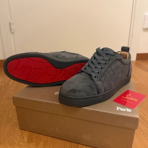 Christian Louboutin - Helt nya Louboutin-sneakers! Har använt en gång och i perfekt skick. Kommer med kartongen . Storlek: [41] Snygga och bekväma. Hör av dig om du är intresserad!