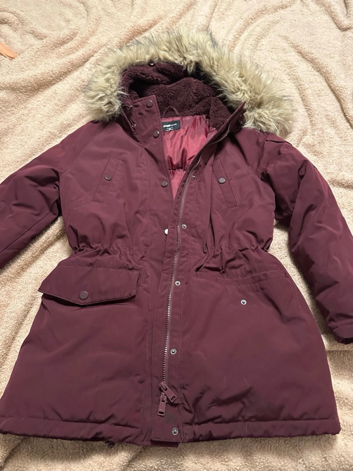 Vinröd pufferjacka från F&F - 2