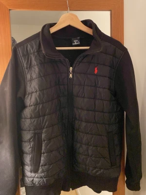 Polo ralph lauren cardigan  - En nästan helt ny polo cardigan perfekt till stilen grisch elr stocholms stil 