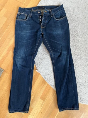 Selvage Nudie Jeans  - Selvage dry brown nudie jeans i modellen Sharp Bengt! 33/32. Är en personlig favorit men känner att de har blivit lite för korta för mig. Ett hål i vänstra framfickan (Se sista bilden), men är nog simpelt att laga och om man bor ni närheten av en NJ affär kan man laga dem gratis där! Dm för mått och eventuella frågor!