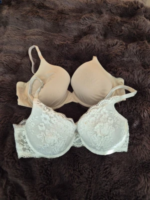 Två stycken Bh:ar i 75C - Två stycken fina Bh:ar i storlek 75C, en vit i spets och en beige❣️ Båda är från lindex med nypris 349!! Köp en för 90, eller två för 150❣️
