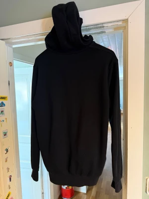 Svart hoodie med dragkedja från Plein - Säljer en svart hoodie från philipp plein som jag köpte i Spanien på en outlet för 280€, nypris är 4500 kr ungefär så jag säljer min för 3500kr, knappt använd stolen S. Priset är ej hugget i sten och vid snabb affär kan jag tänka mig och sänka priset.