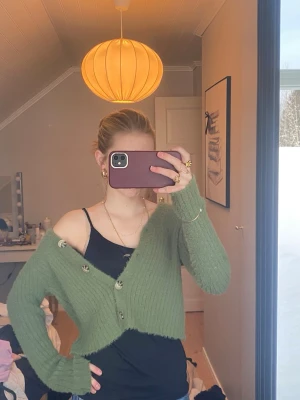 Grön cropped kofta med knappar - Säljer en grön, ribbstickad cropped kofta med knappar framtill. Aldrig använd🥰
