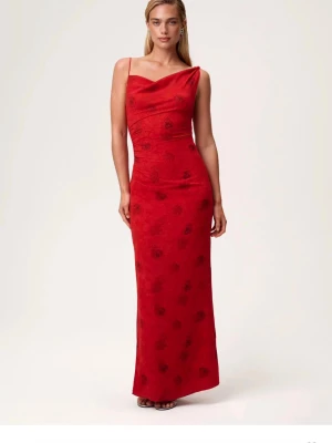 Adoore Almeria Dress  - Elegant röd långklänning med tunna axelband och subtilt blommönster. Slutsåld på Adoores hemsida. Klänningen är endast provad och har prislappen kvar! Passar perfekt till bal! Kan tänka mig sänka priset vid snabb affär 🥰