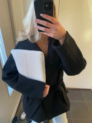 Krämvit datorväska i teddy - Säljer en vit datorväska i mjukt teddy-material.        13 tum 