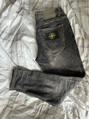 Svarta jeans från Stone Island 👖 - Tja, säljer nu mina fina Stone Island jeans. De är i otroligt fint skick och är enbart använda 7 gånger ungefär. Jag säljer dem då de tyvärr blivit för små för mig. Storleken är i W32 L32 och de är lite stretchiga. Priser är ej hugget i sten! Har ni andra frågor är det bara att hojta till. 