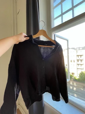 Strand skjorta. Sommar skjorta - Fin kroppad skjorta som är mörkblå nästan svart. Fin att ha på sommaren eller som strand plagg cover up. 🐚🌊