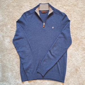 Blå Morris Half Zip - 100% merinoull  - Hej säljer en snygg Morris half zip I färgen blå. Väldigt fin färg! 🏝 Gjord av 100% merinoull. Stl XS. Skick: 9/10 utan defekter. Hör av er om ni har några frågor eller vill ha fler bilder. Mvh Galgen 🤗