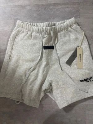 Essentials shorts - Ett par underbara essentials shorts som råkade vara fel storlek på mig och är ej returnera. Säljer de och kan förhandlas (väldigt lite)vid snabbköpet då jag vill bli av med de