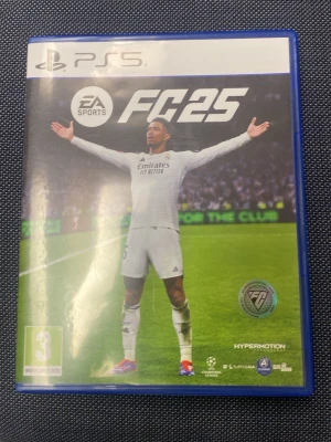 FC25 PS5- Helt nytt oanvända  - Säljer spelet EA Sports FC 25 till PlayStation 5. Omslaget visar en fotbollsspelare i vit matchdräkt på en grön fotbollsplan. Spelet kommer i ett blått plastfodral med tillhörande skiva och omslagsbild. Perfekt för dig som gillar fotbollsspel och vill spela på PS5.