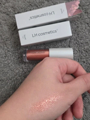 LH cosmetics multi use ögonskugga  - 2st Magisk glittrig Sparkl ögonskugga från LH cosmetics ✨ Perfekt som topper eller för extra glow. Bara swatchad och inte använd. Köpt från kicks för 259kr st . Sälja dom for 299kr både eller 99kr st