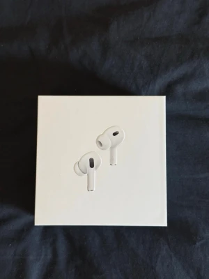 Apple AirPods Pro 2 MagSafe USB-C 2023 - Säljer ett par vita Apple AirPods Pro (2:a generationen) med MagSafe-laddningsetui och USB-C….. Inga konstigheter de fungerar som helt ny. Små repor på baksidan av fodralet som är egentligen oundvikligt på grund av materialet som är vitt. Hörlurarna är rengjorde alltså smutsfri och redo för nästa användare. 