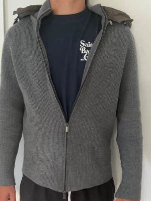 Massimo dutti cardigan - Snygg grå stickad jacka från Massimo dutti. Storlek L men passar S bättre. Jackan har två defekter som finns på de två sista bilderna.