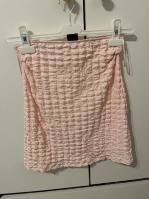 Kjol ginatricot rosa xs - Superfin! Använd max 3ggr storlek xs
